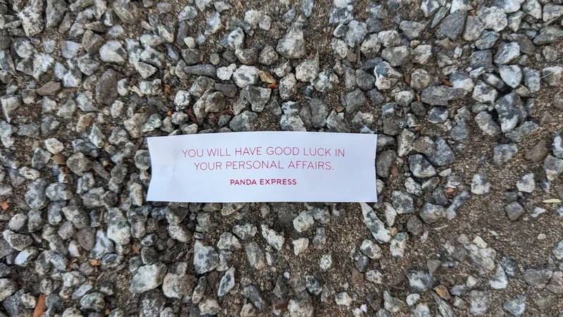 Papier ležiaci na zemi